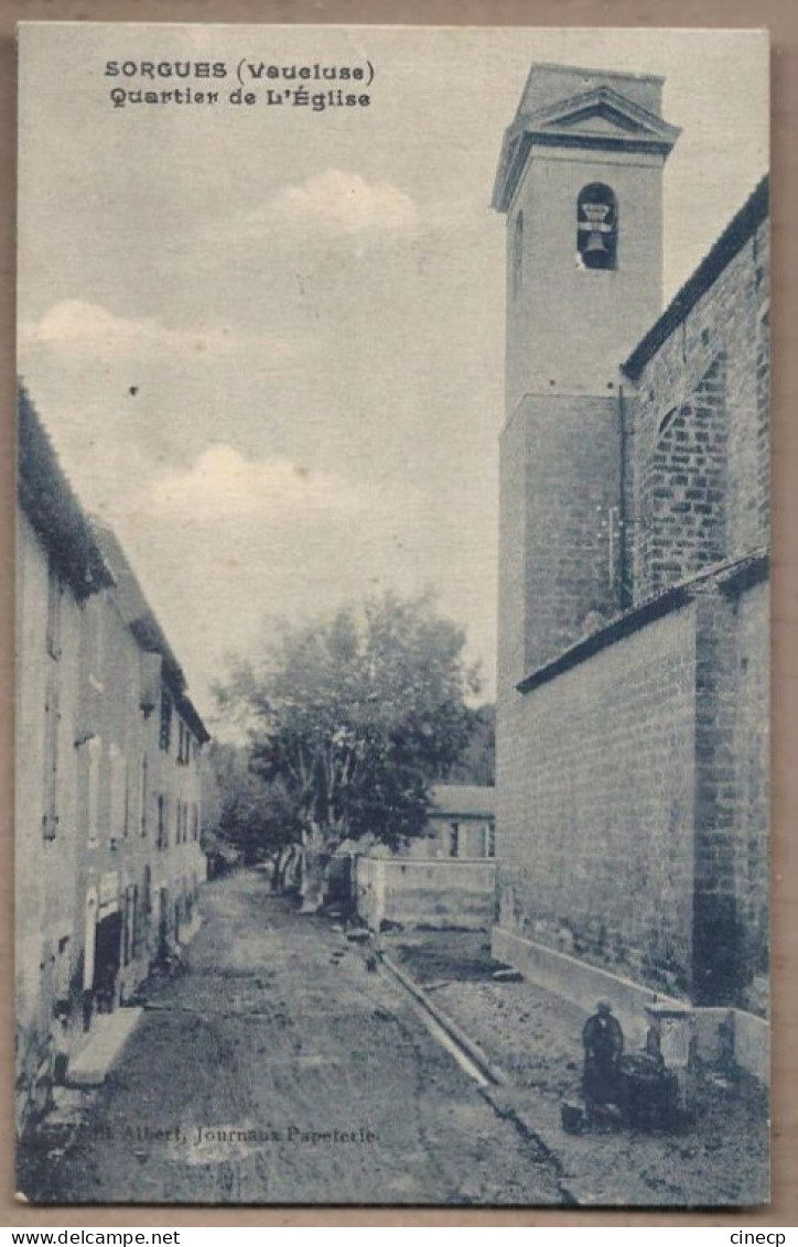 CPA 84 - SORGUES - Quartier De L'Eglise - TB PLAN RUE CENTRE VILLAGE + Jolie ANIMATION Femme à La Fontaine TB Verso - Sorgues