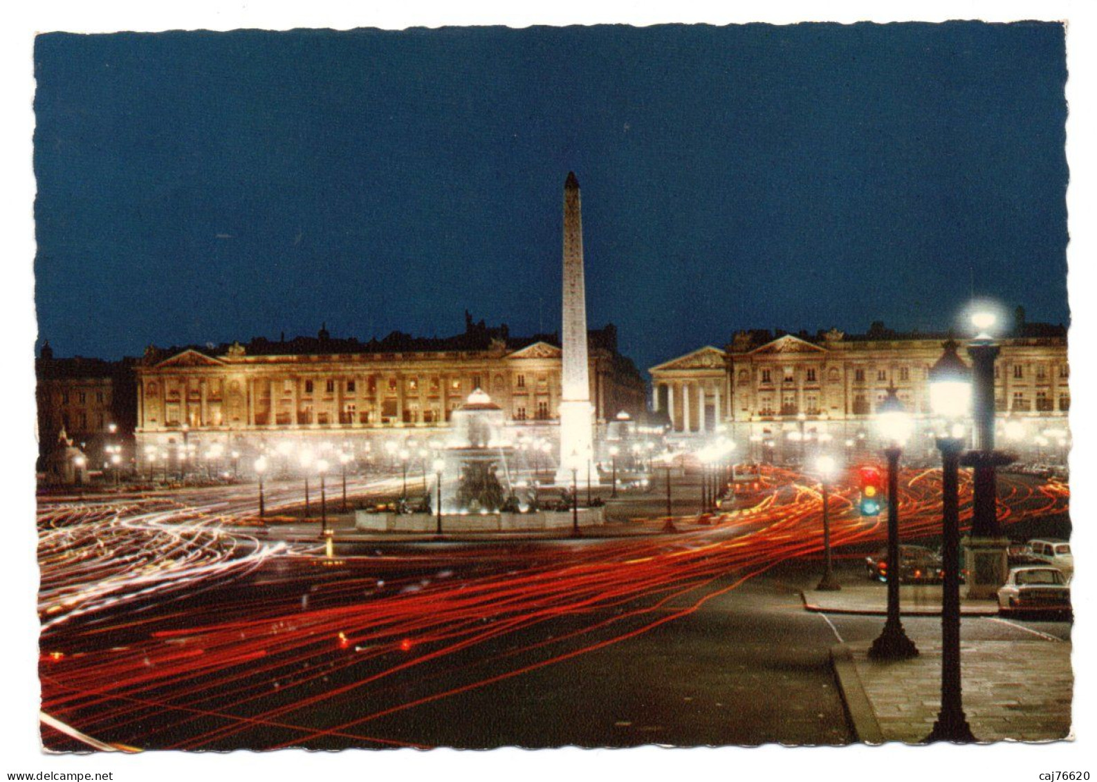 Paris , La Place De La Concorde,la Nuit Avec Les Fontaines ,l'obélisque - Autres Monuments, édifices