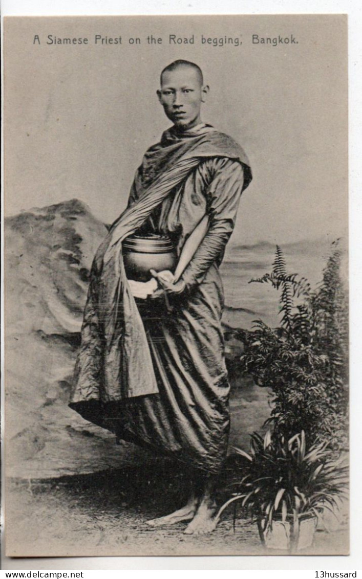 Carte Postale Ancienne Thaïlande - Bangkok. A Siamese Priest On The Road Begging - Thaïlande