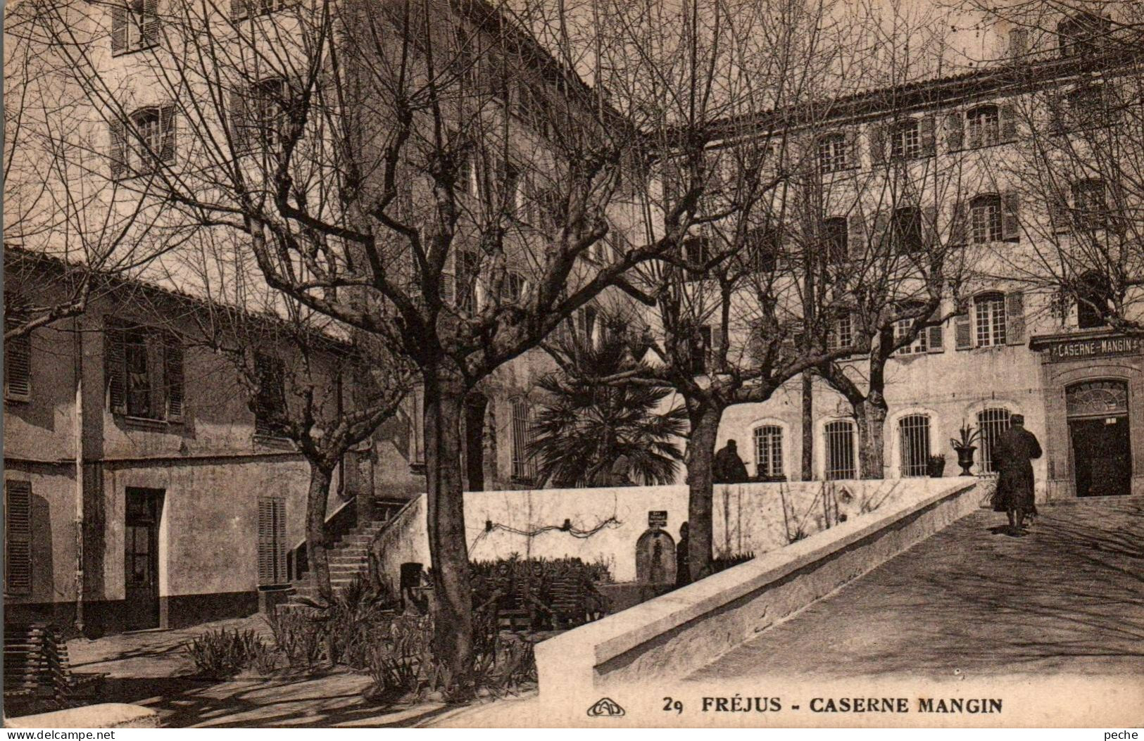 N°3 Z -cpa Fréjus -caserne Mangin- - Frejus