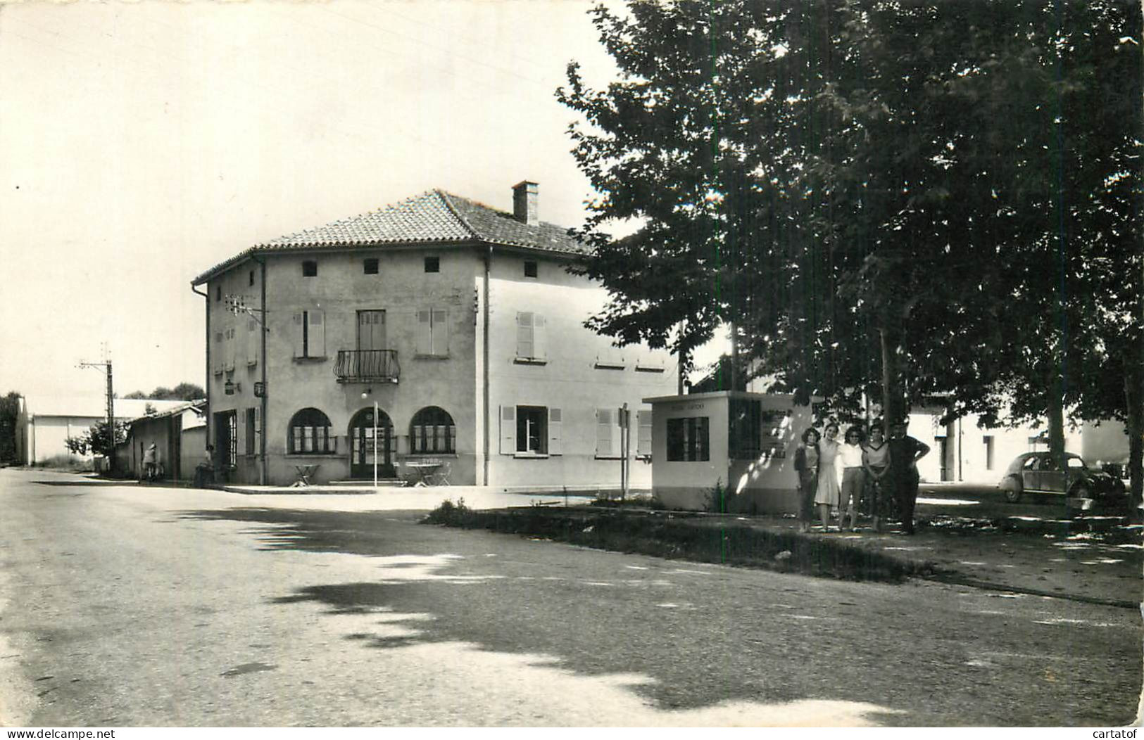 LAPEYROUSE MORNAY . La Place Et La Route D'Annonay .CP Animée - Autres & Non Classés