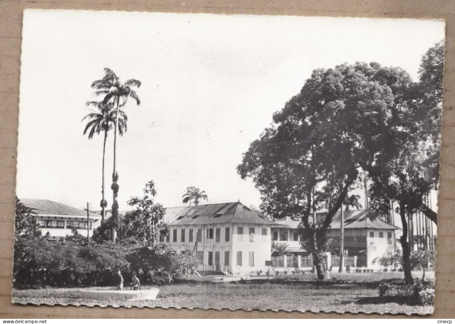 CPSM GUYANE - CAYENNE - La Gendarmerie - TB PLAN EDIFICE MILITAIRE Petite Animation + AUTOMOBILE RENAULT 4 CV - Cayenne