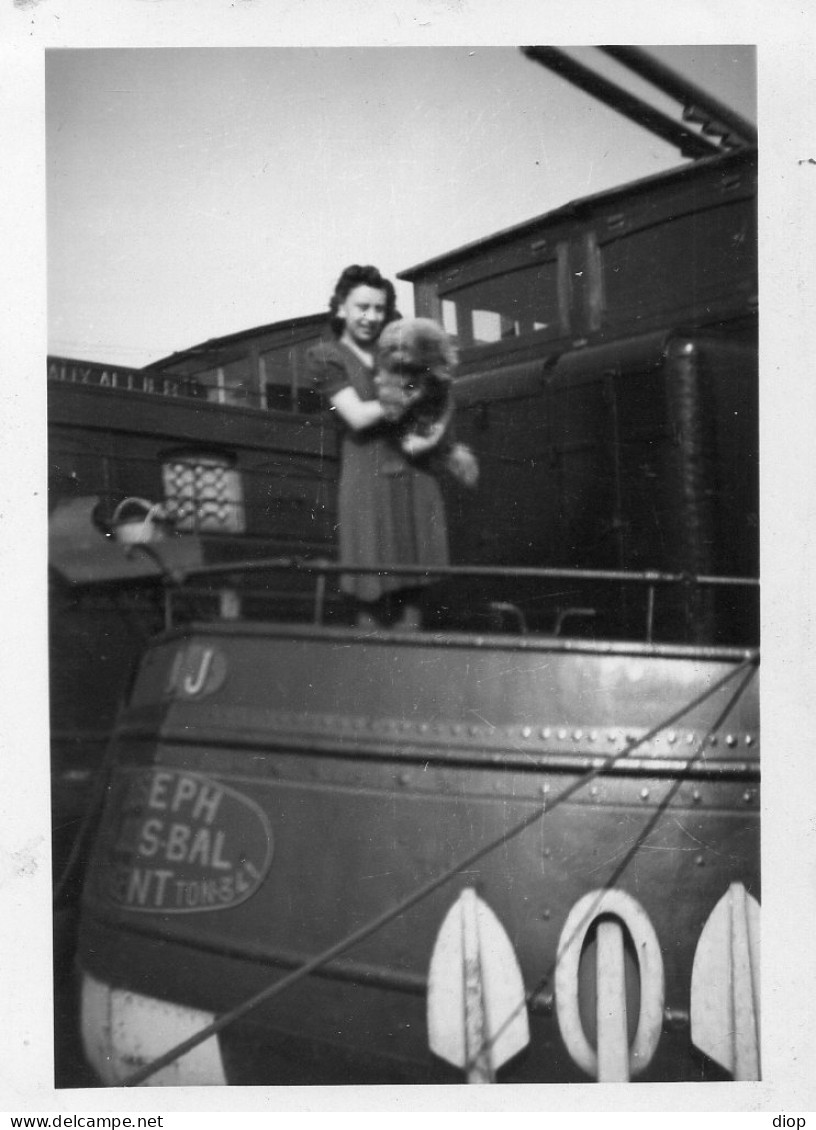 Photographie Photo Vintage Snapshot Batellerie P&eacute;niche Batelier Bateau - Bateaux