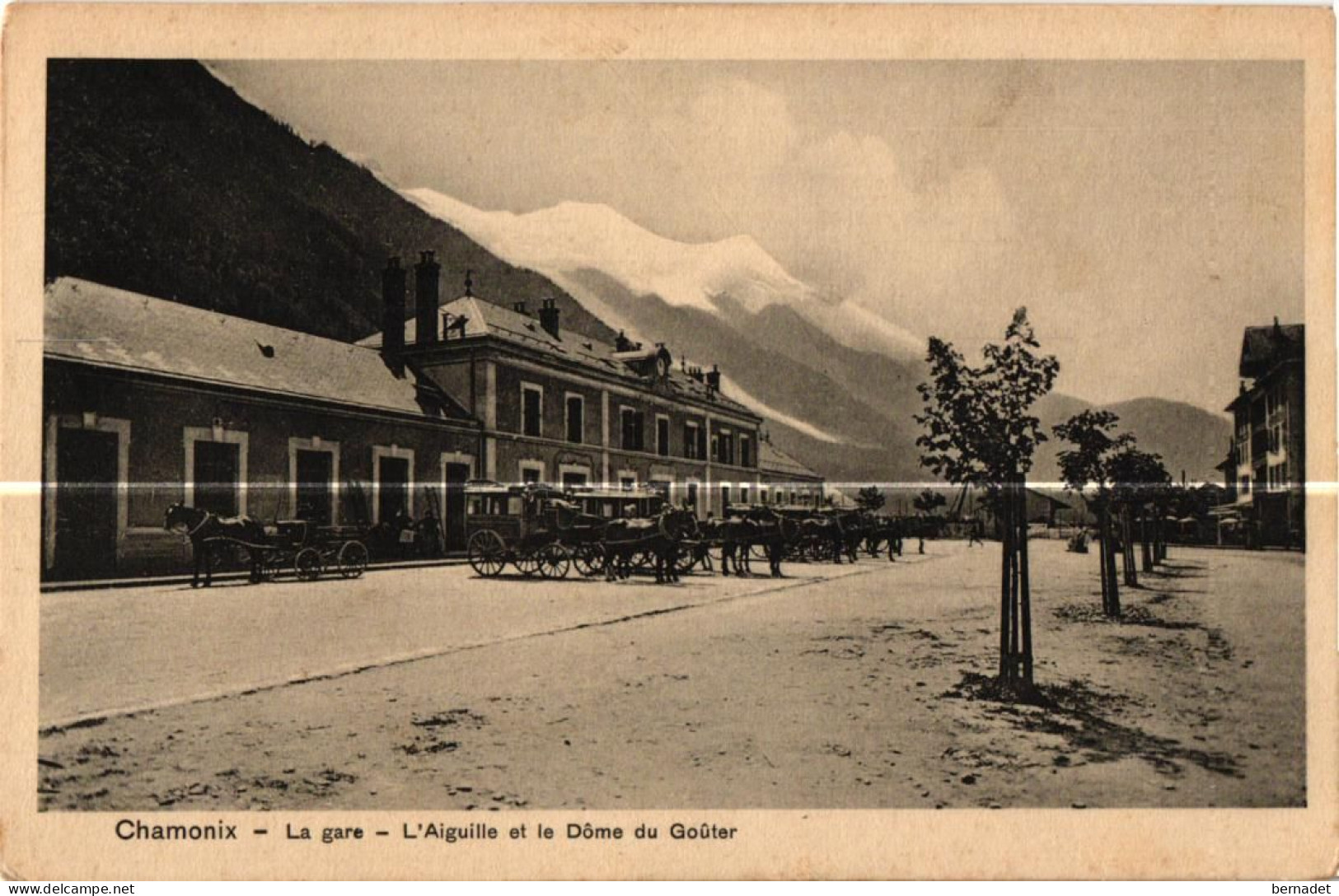 CHAMONIX . LA GARE  . L AIGUILLE ET LE DOME DU GOUTER . ATTELAGES   (Trait Blanc Pas Sur Original ) - Chamonix-Mont-Blanc