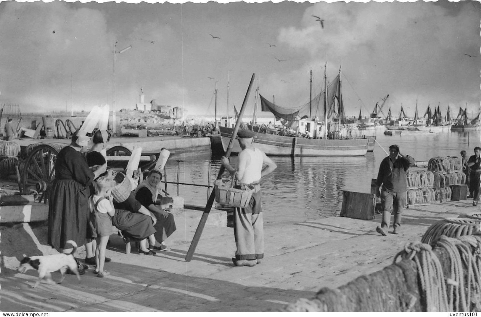 Photographie-Port De Bretagne Avec Personnage-Lieux à Identifier     L2800 - Orte