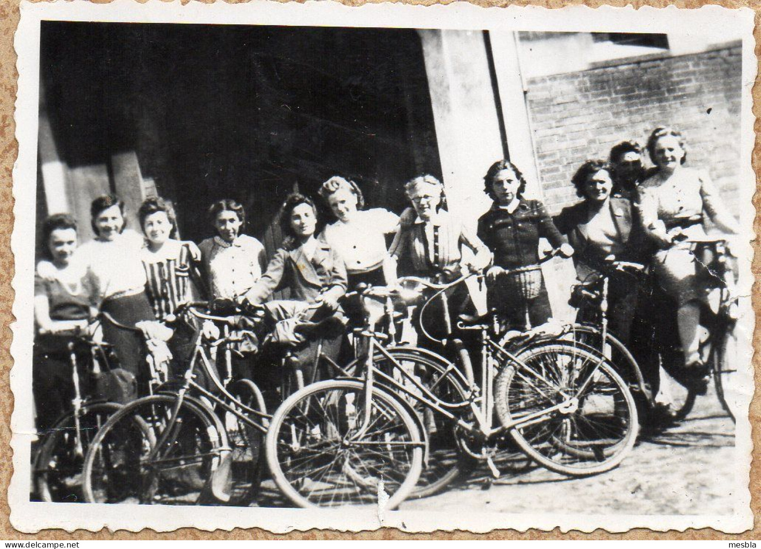 Photo Ancienne - Groupe De Jeunes Filles à Bicyclettes -  Patronage  HALLUIN  ( Nord) - Lieux