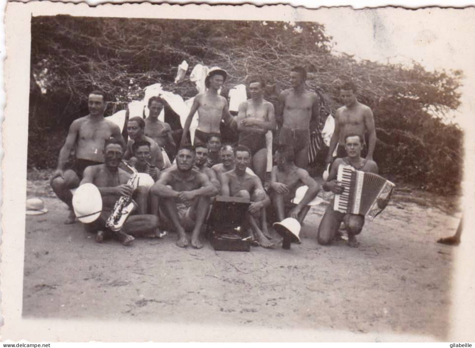 Photo Originale - Senegal - Dakar 1941 - L'equipage De La B.A.N En Excursion A N'GOR - Accordeon - Guerra, Militares