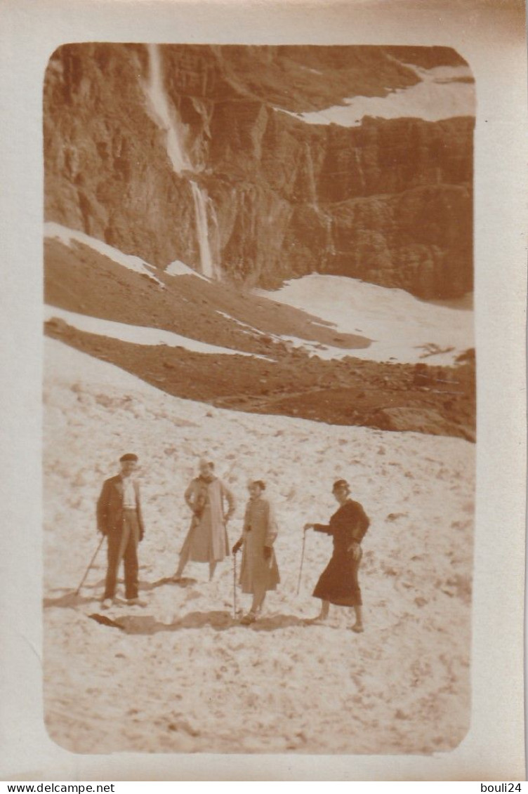 PHOTO FORMAT 6 X 9  TOURISTES DANS LA NEIGE DEVANT LE CIRQUE DE  GAVARNIE  VOIR VERSO - Personas Anónimos