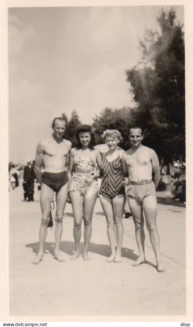 Photographie Photo Vintage Snapshot Maillot Bain Bikini Trio Short - Personas Anónimos