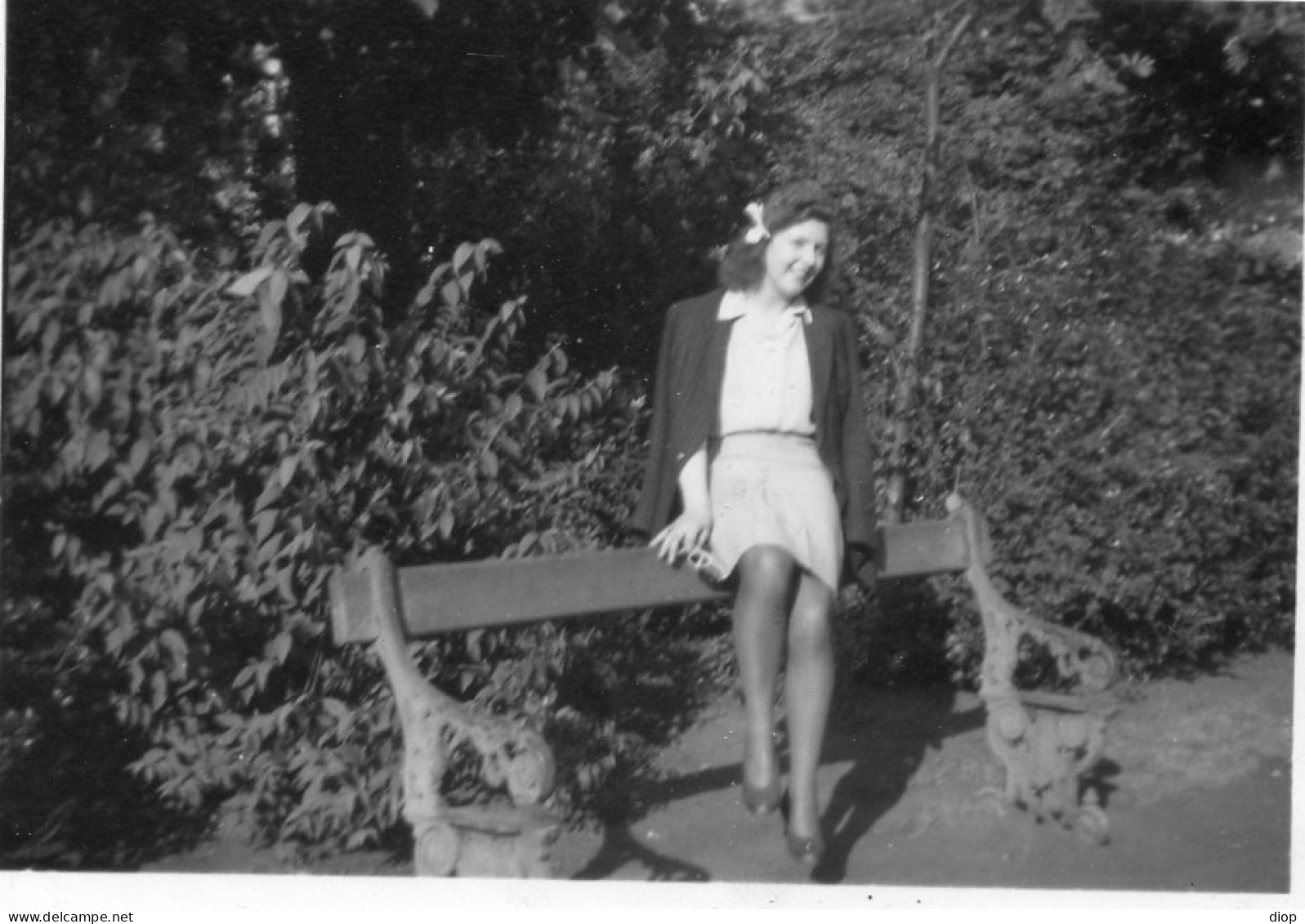 Photographie Photo Vintage Snapshot Jambes Legs Banc Mode Femme - Anonyme Personen