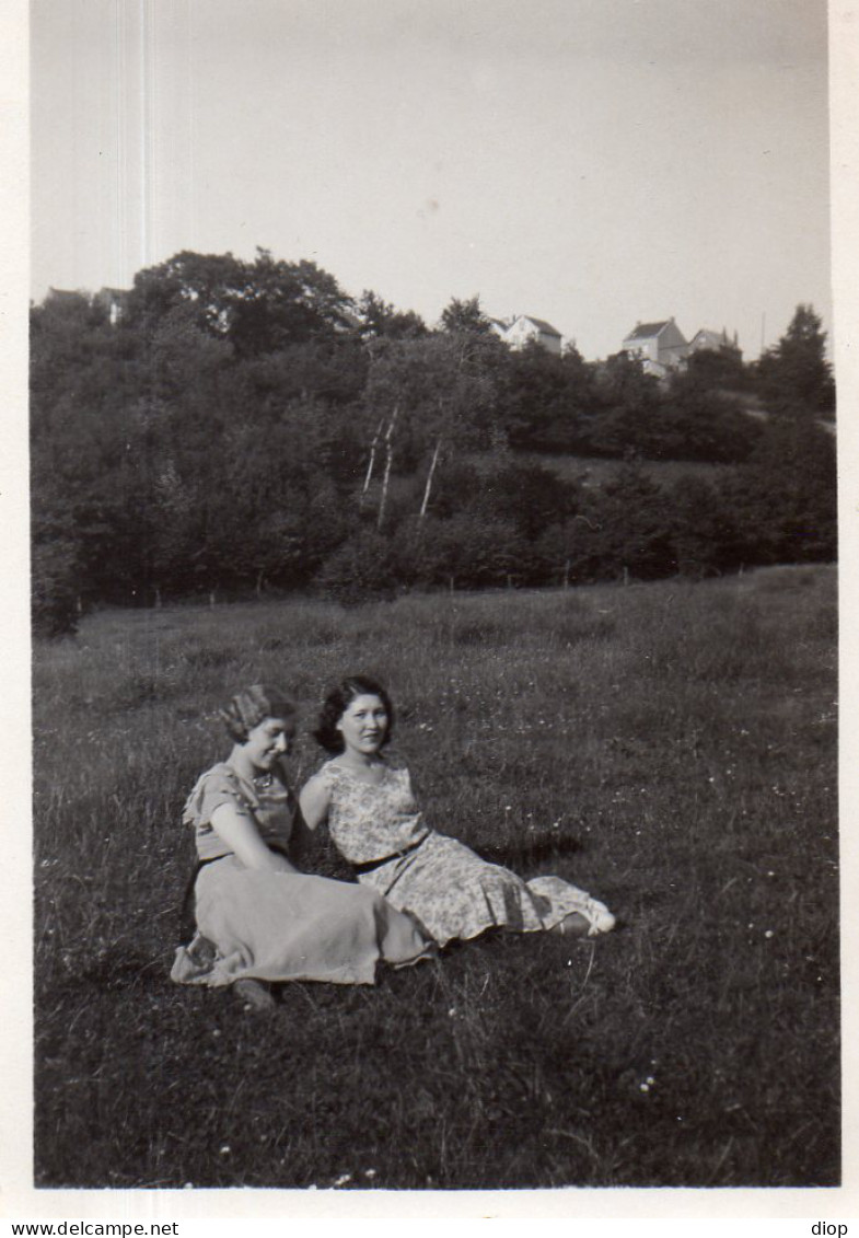 Photographie Photo Vintage Snapshot Amies Mode Campagne Herbe - Personas Anónimos