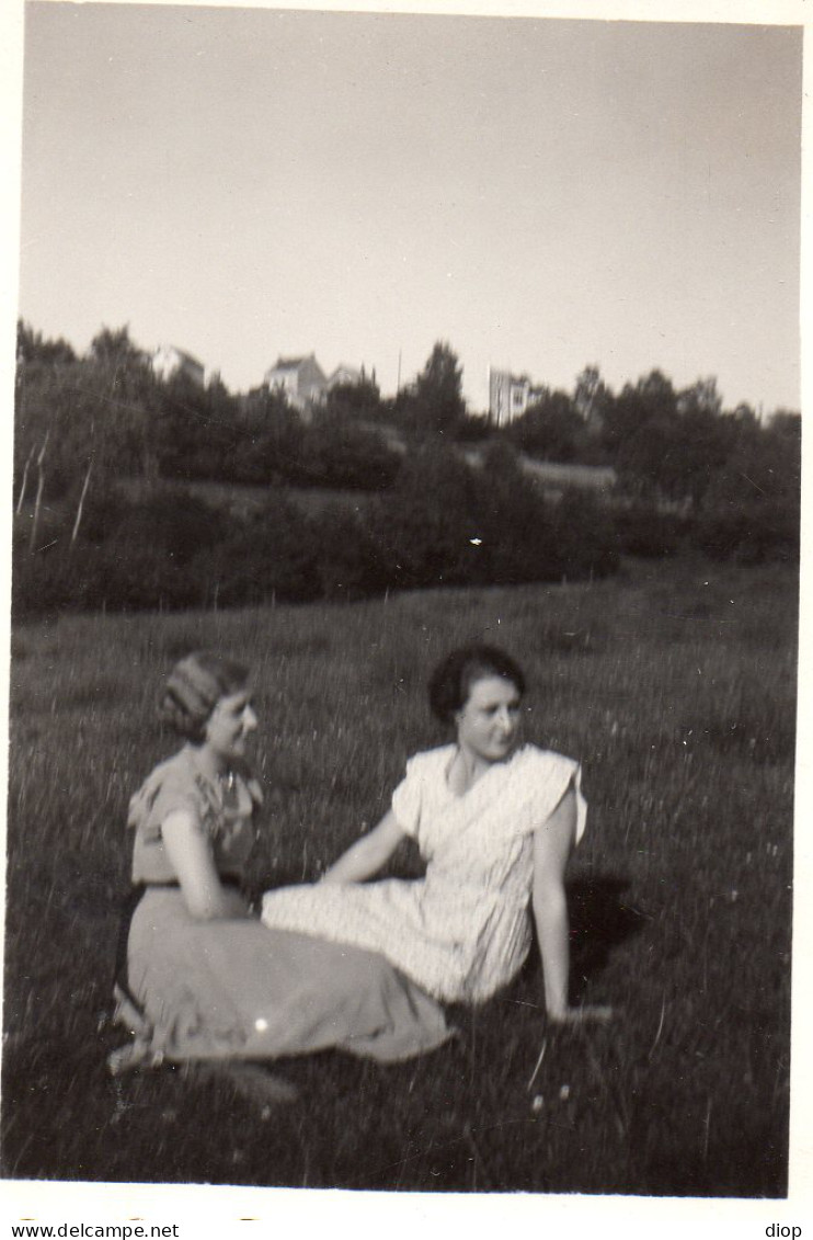 Photographie Photo Vintage Snapshot Amies Mode Campagne Herbe - Personas Anónimos