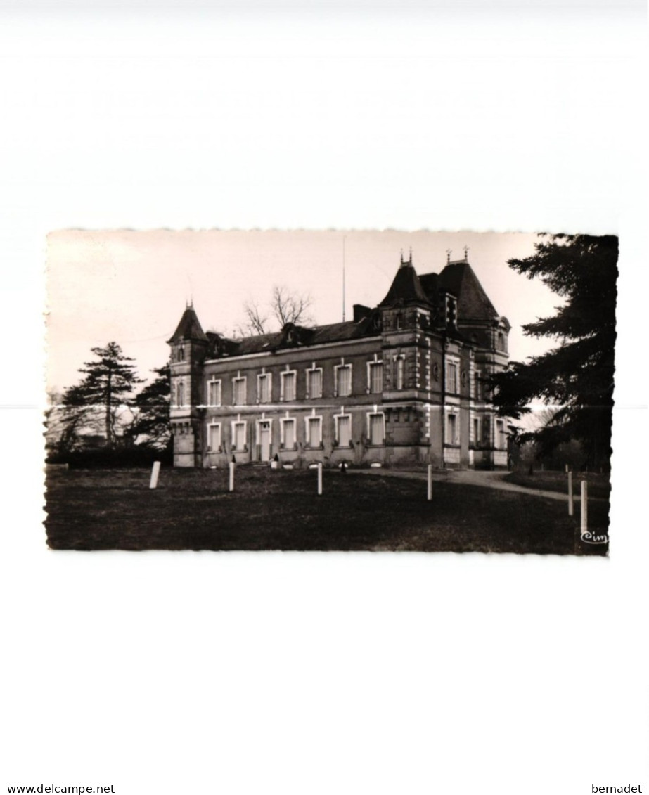 CLERE LES PINS . CHATEAU DE LA FRESNAYE   1957   (Trait  Blanc Pas Sur Original ) - Cléré-les-Pins