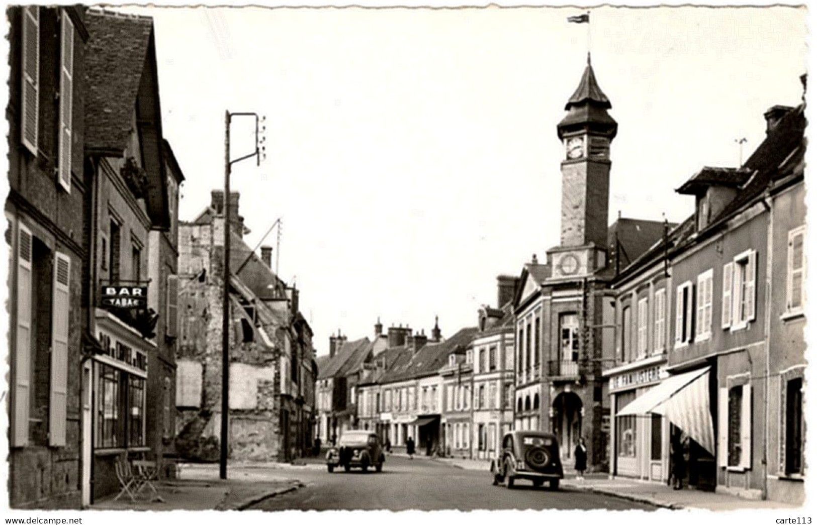 28 - B26287CPSM - CHATEAUNEUF EN THYMERAIS - Carrefour Hotel De Ville - Familistere - Très Bon état - EURE-ET-LOIR - Châteauneuf