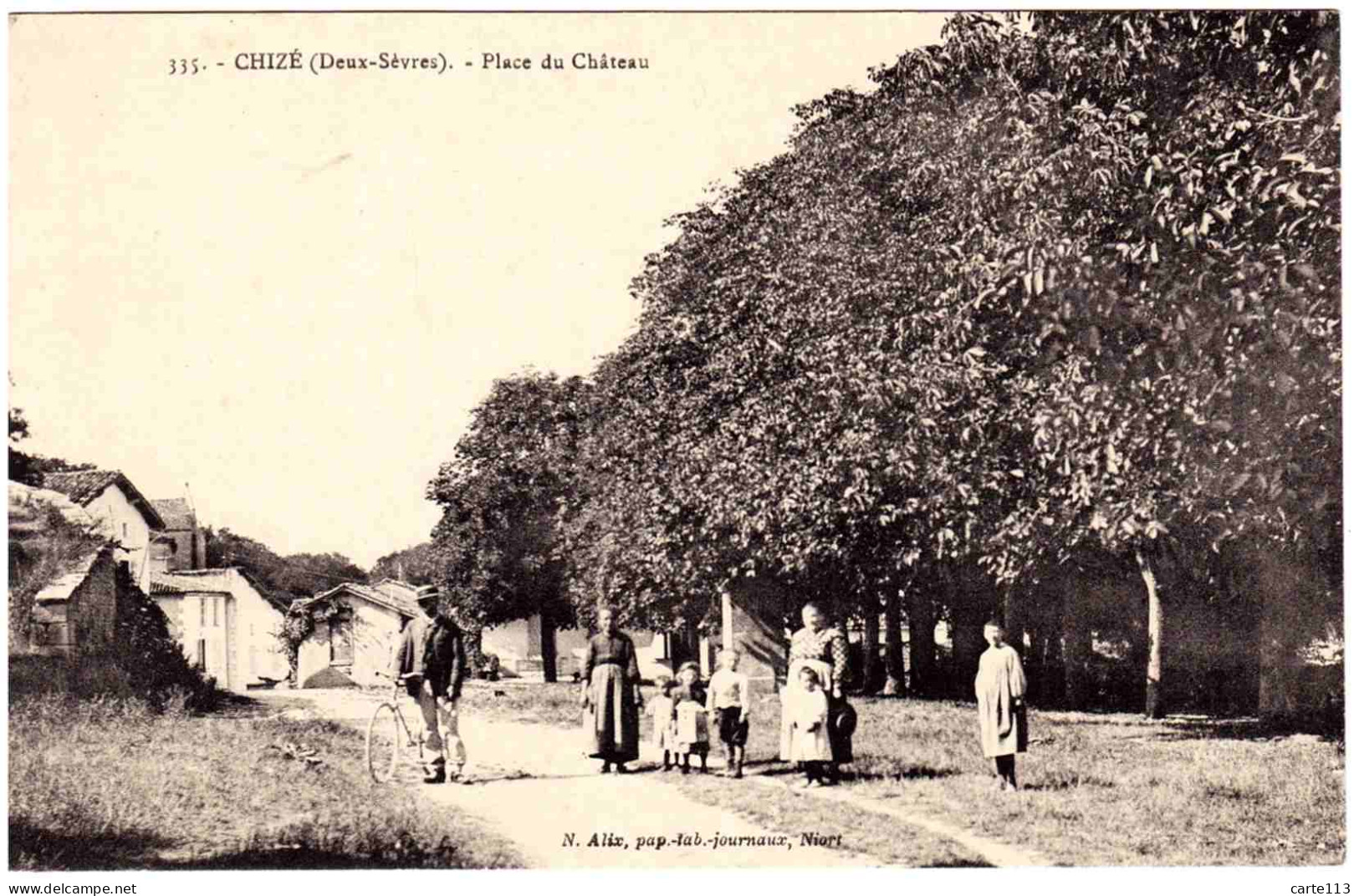 79 - B23623CPA - CHIZE - Place Du Château - Bien Animée - Parfait état - DEUX-SEVRES - Other & Unclassified