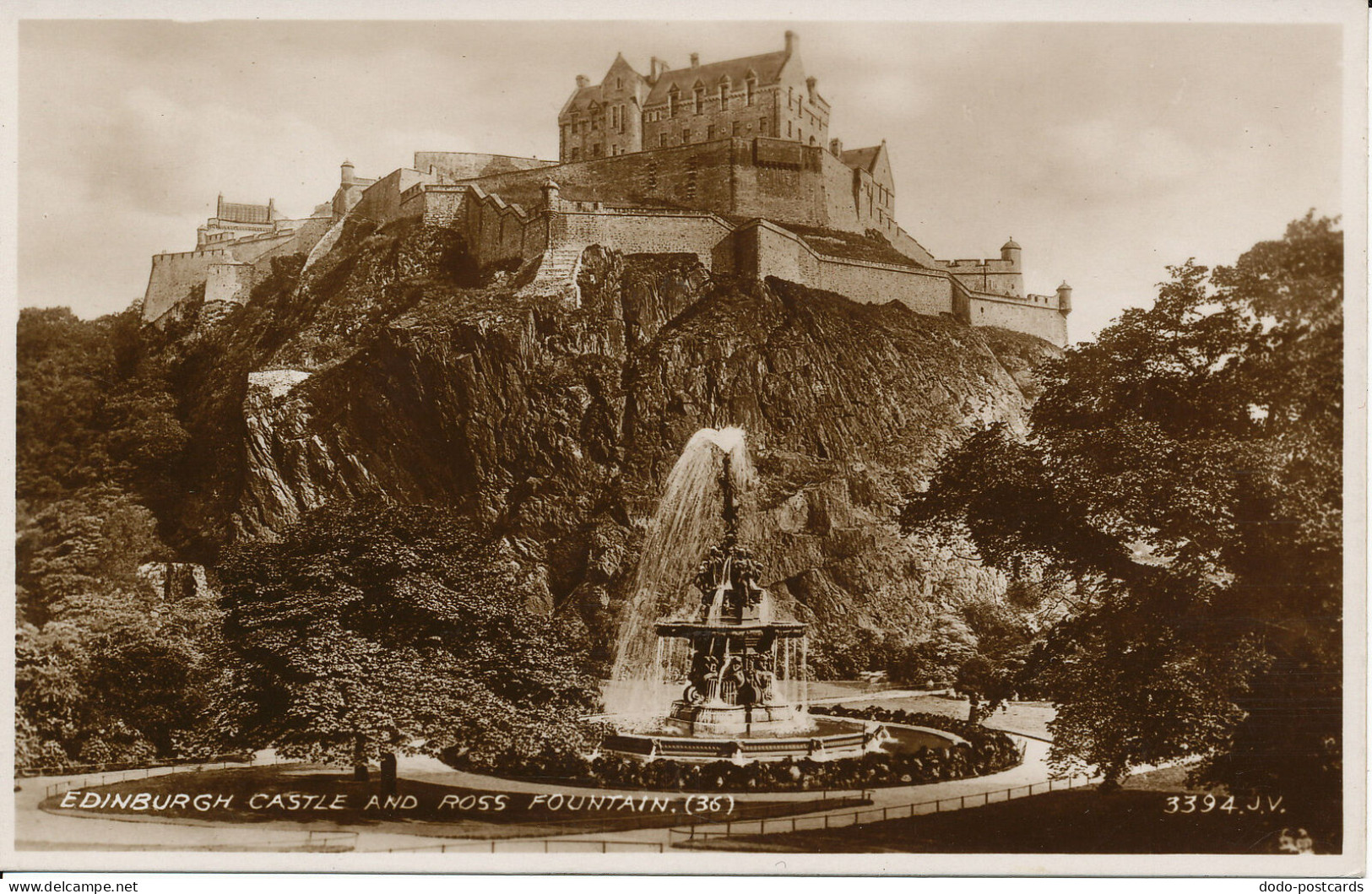 PC00089 Edinburgh Castle And Ross Fountain. Valentine. RP - World