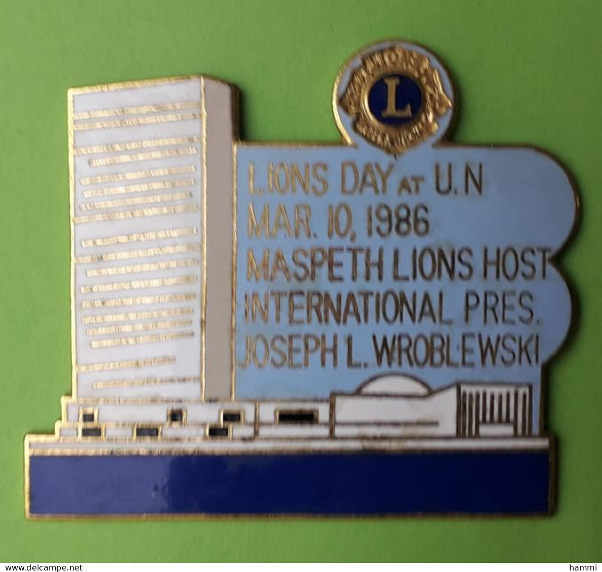 QQ364 Pin's Lion's LIONS CLUB USA Naspeth Lions Host Joseph L Wroblewski Qualité EGF  55mm X45 Achat Immédiat - Associations