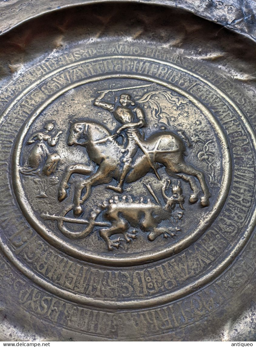 Plat De Quête Figurant Saint Georges Terrassant Le Dragon, Nuremberg Fin Du XVIe Siècle - Coppers