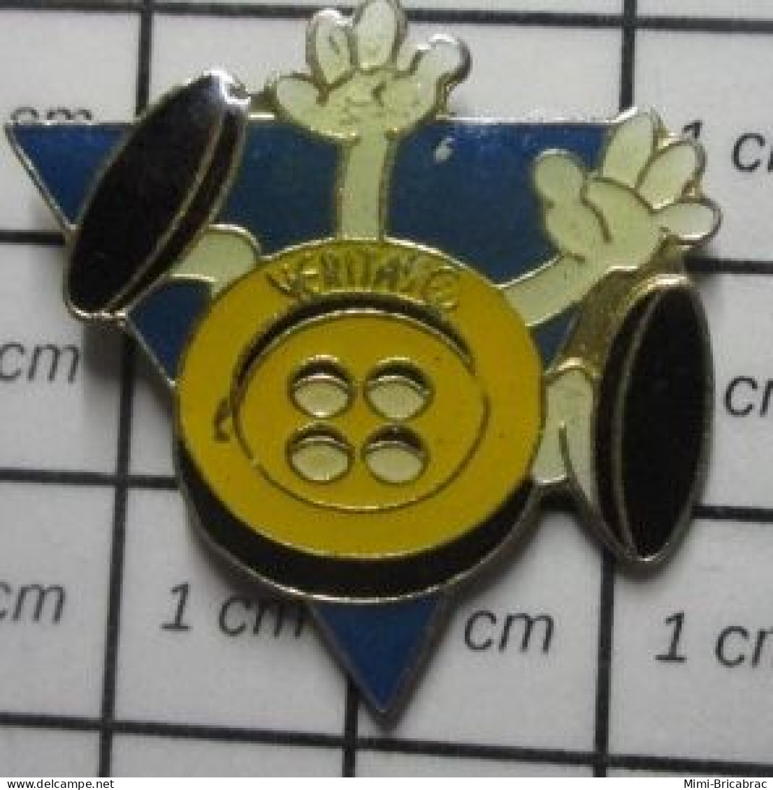 2020   Pin's Pins / Beau Et Rare / MARQUES / BOUTON JAUNE AVEC DES JAMBES ET DES BRAS VERITAS - Marche