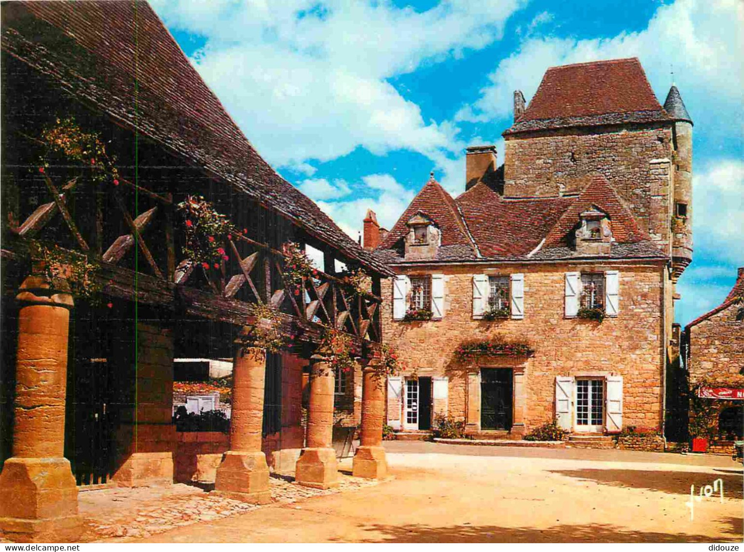 24 - Domme - Les Anciennes Halles Et La Maison Du Gouverneur - CPM - Voir Scans Recto-Verso - Domme