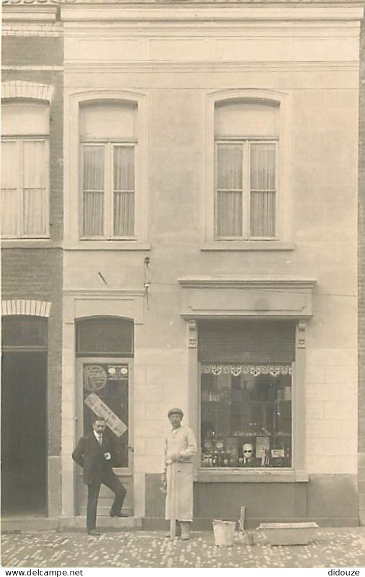 Photographie - Divers - Maçon Et Et Homme En Costume Prenant La Pose Devant Un Magasin De Photographie Kodak - Attention - Fotografie