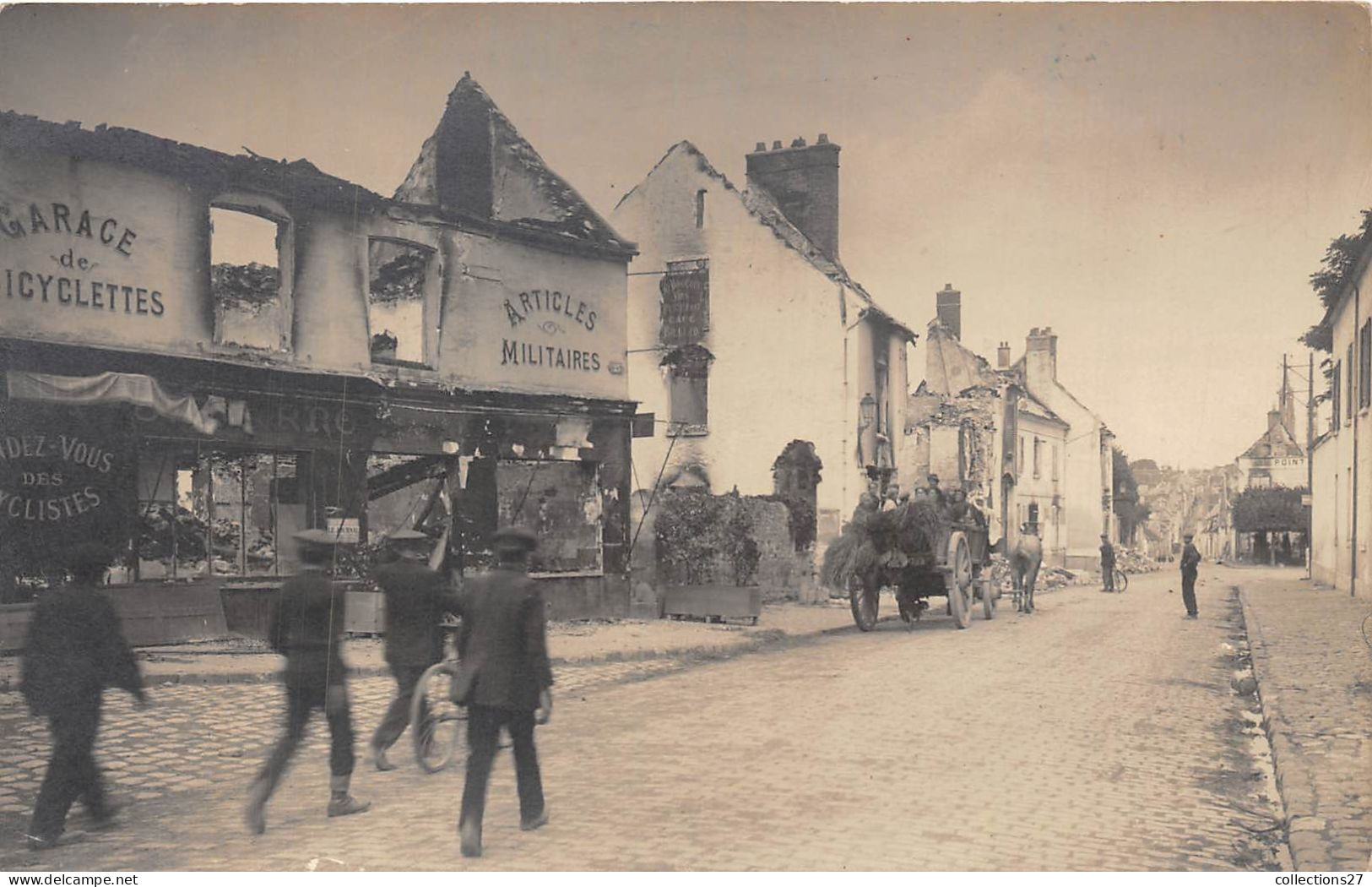 60-SENLIS - CARTE-PHOTO - A VERIFIER- UNE RUE - VOIR GARAGE DE BICYCLETTES ET ARTICLES MILITAIRES - Senlis