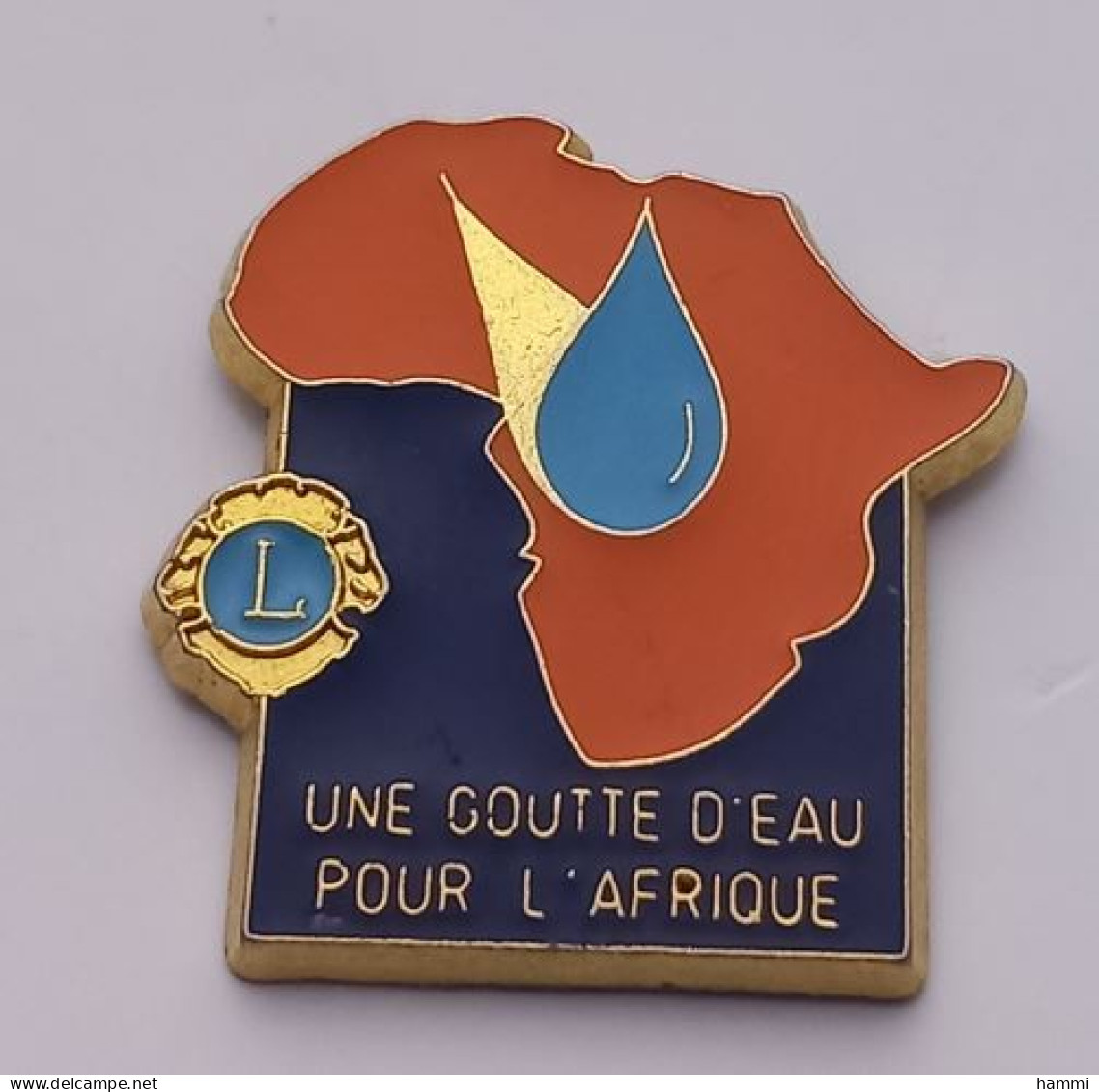 P53 Pin's AFRIQUE Lion's LIONS CLUB Une Goutte D Eau Pour L'Afrique Africa Signé Martineau Saumur Achat Immédiat - Administrations