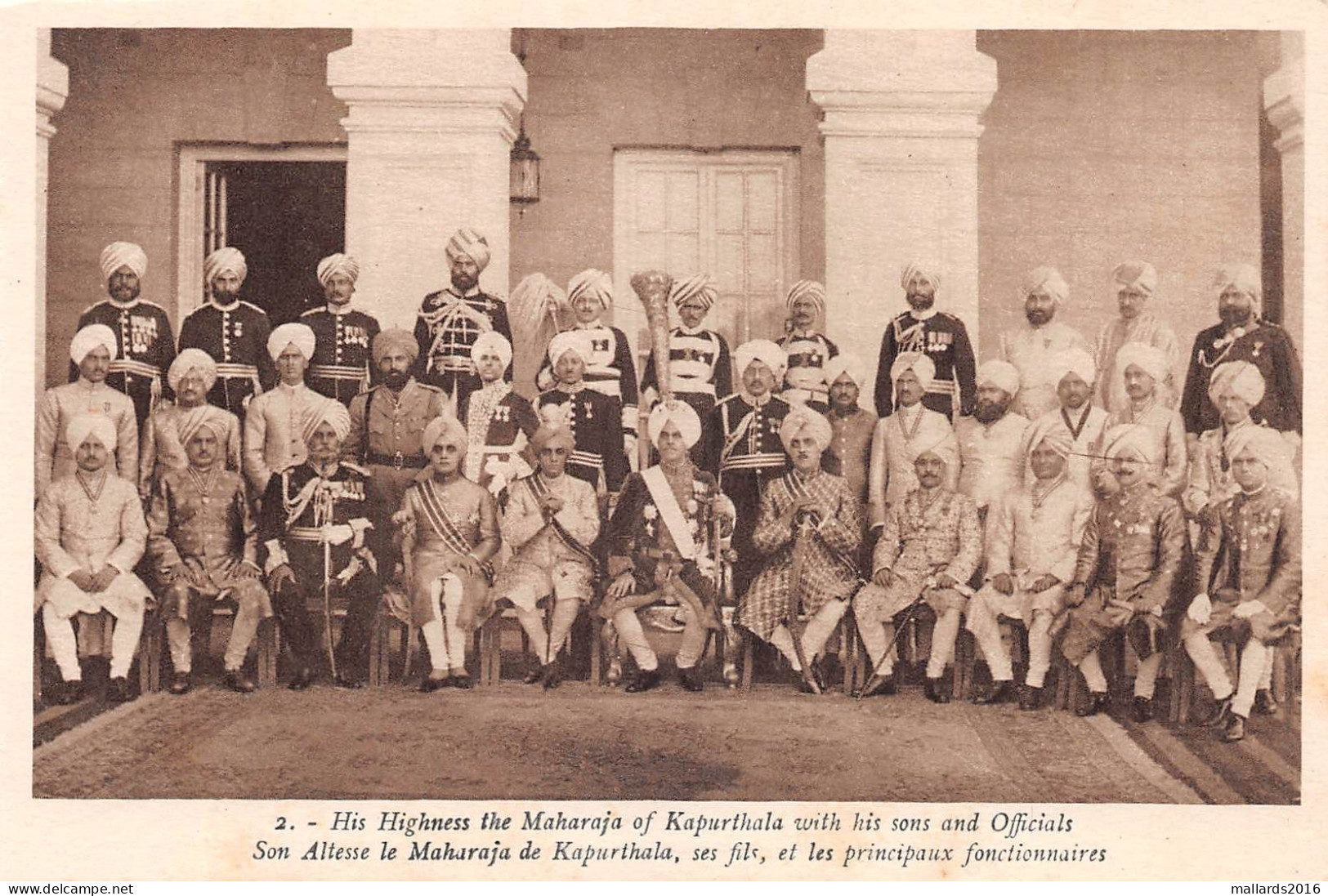 KAPURTHALA, PUNJAB, INDIA - HIS HIGHNESS THE MAHARAJA OF KAPURTHALA WITH SONS & OFFICIALS ~ A VINTAGE CARD #240334 - Inde