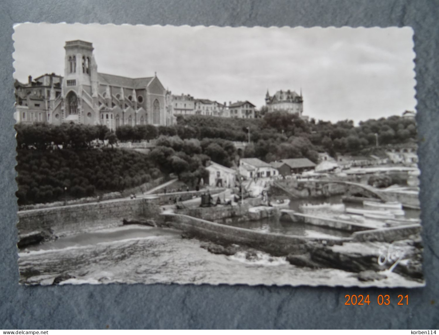 LE PORT DES PECHEURS   ET L'EGLISE STE EUGENIE - Biarritz