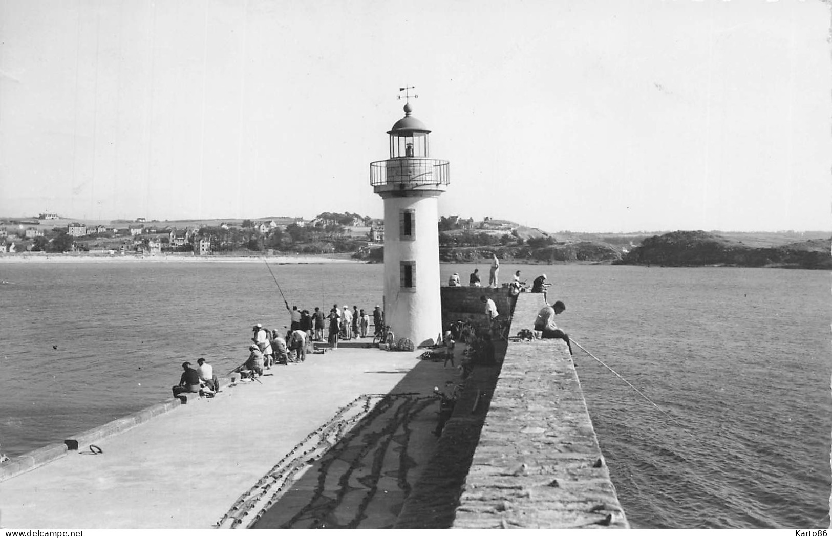 Erquy * Vue Sur Le Môle Et Le Phare * Pêche à La Ligne Pêcheurs - Erquy