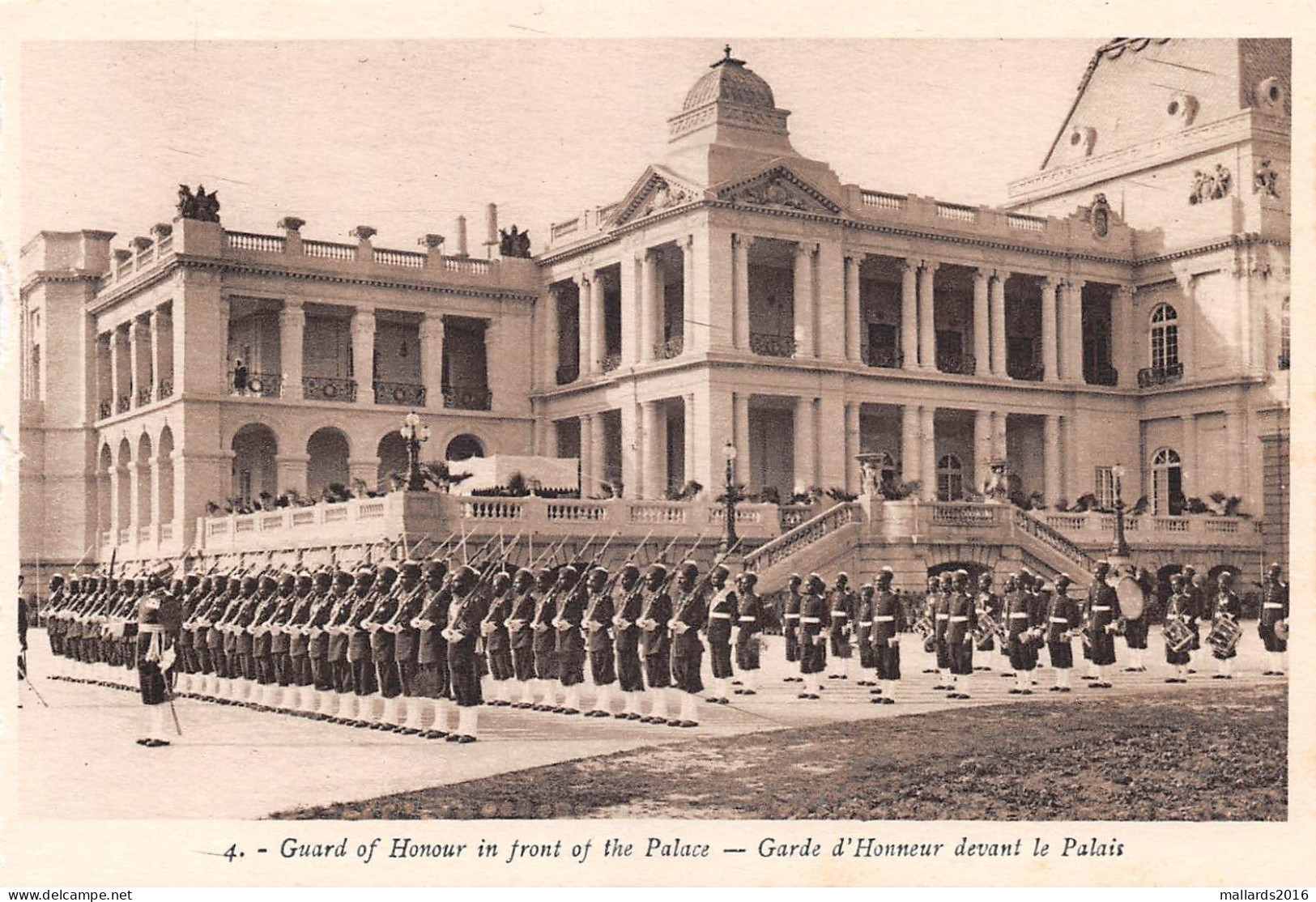 KAPURTHALA, PUNJAB, INDIA - GUARD OF HONOUR IN FRONT OF THE PALACE ~ A VINTAGE CARD #240342 - Inde