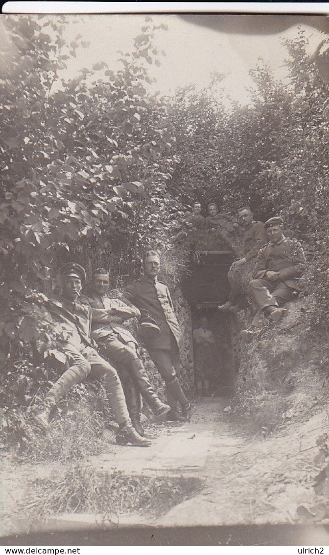 AK Foto Deutsche Soldaten Vor Eingang Zu Unterstand - 1918 (68403) - War 1914-18