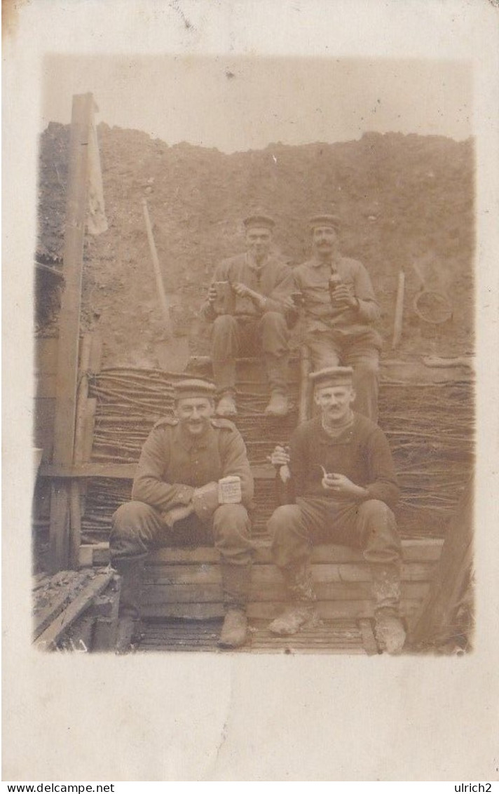 AK Foto Deutsche Soldaten Bei Pause Im Schützengraben  - 1916 (68406) - Oorlog 1914-18