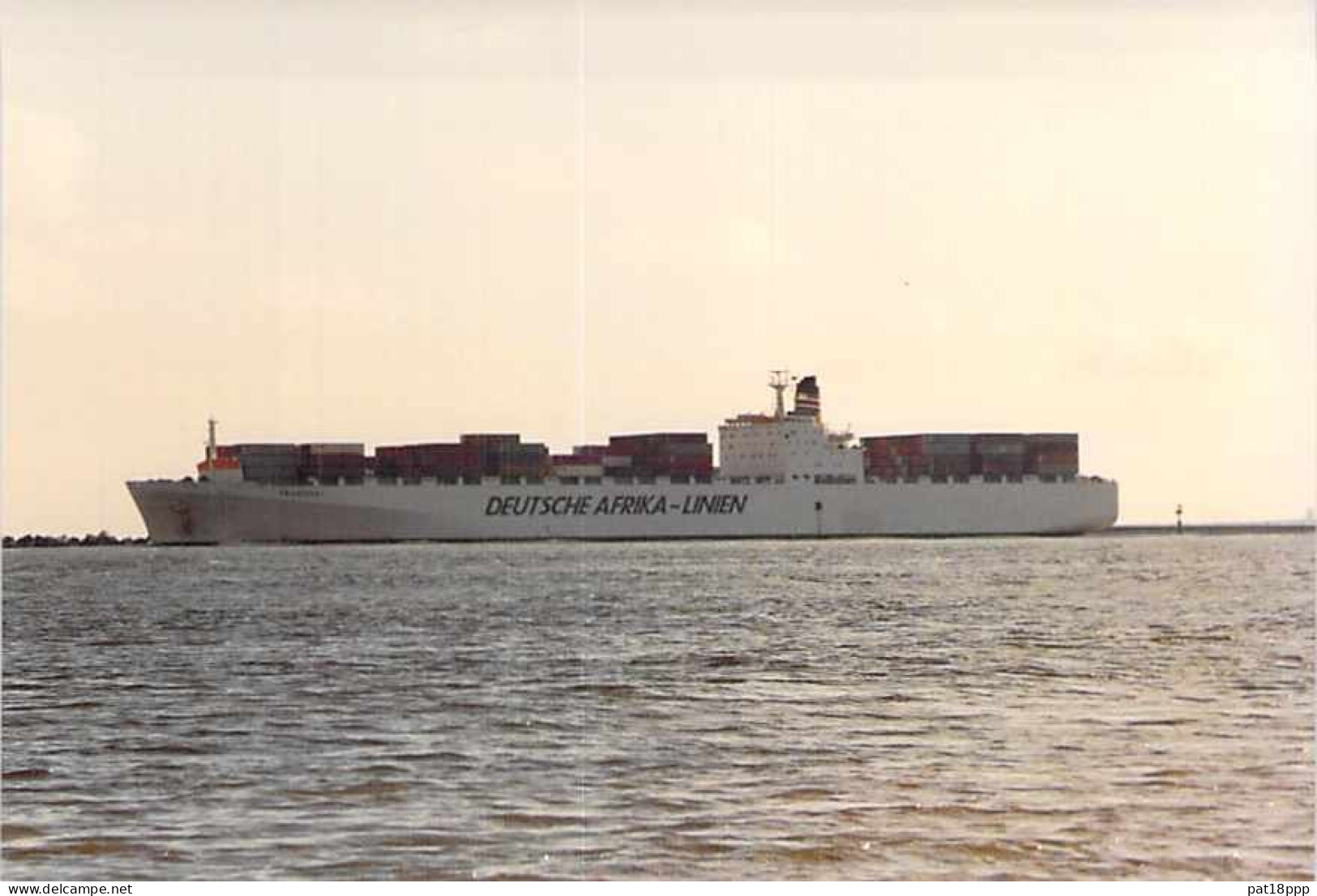 Lot de 100 BATEAUX DE COMMERCE - Photos couleur format CPM Cargo Merchant Ship Tanker Carrier Boats 1980-2000 tous pays