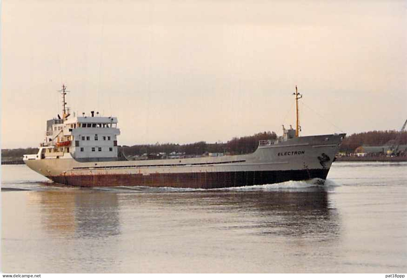 Lot de 100 BATEAUX DE COMMERCE - Photos couleur format CPM Cargo Merchant Ship Tanker Carrier Boats 1980-2000 tous pays