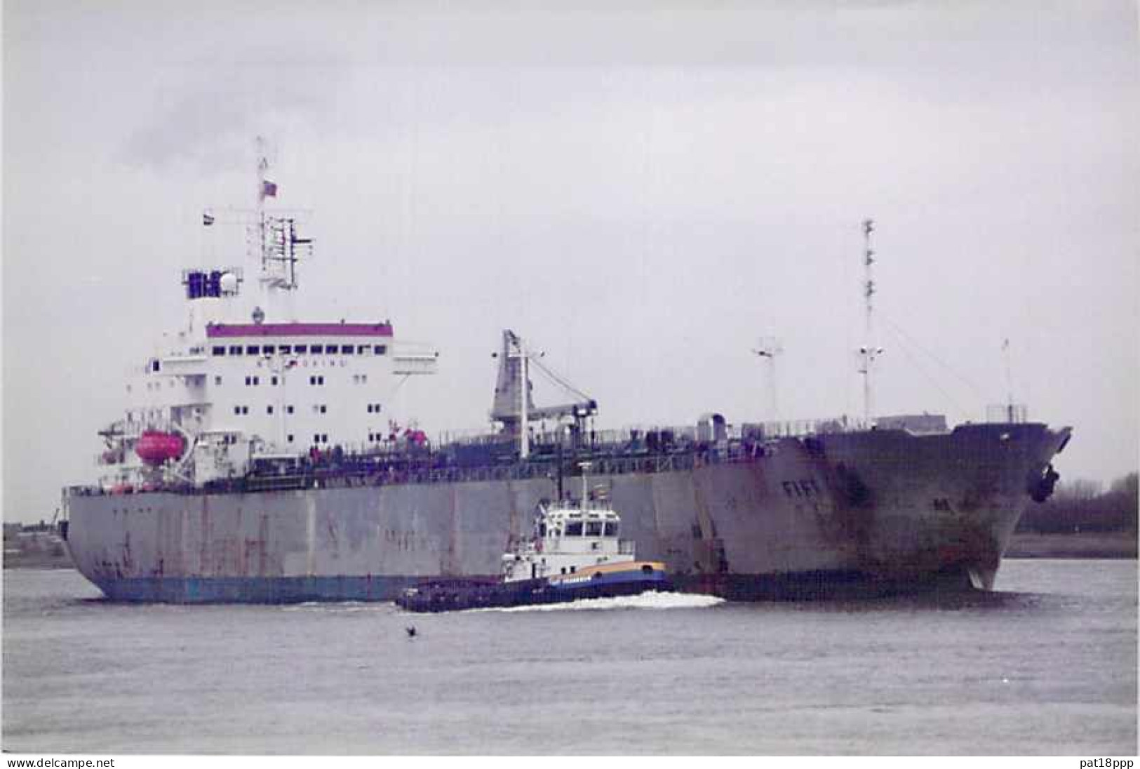 Lot de 100 BATEAUX DE COMMERCE - Photos couleur format CPM Cargo Merchant Ship Tanker Carrier Boats 1980-2000 tous pays