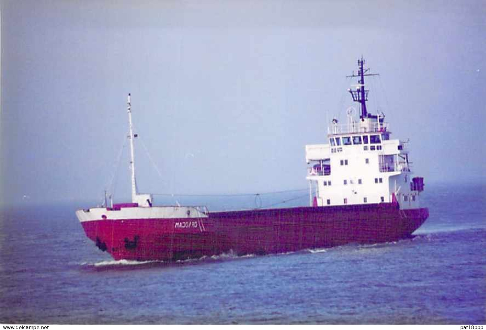 Lot de 100 BATEAUX DE COMMERCE - Photos couleur format CPM Cargo Merchant Ship Tanker Carrier Boats 1980-2000 tous pays