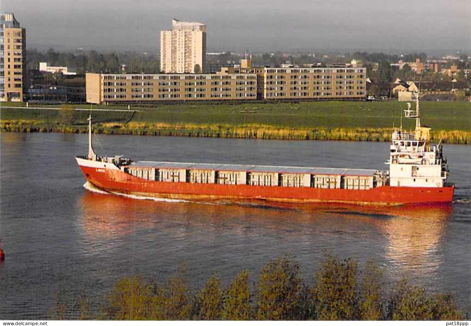 Lot de 100 BATEAUX DE COMMERCE - Photos couleur format CPM Cargo Merchant Ship Tanker Carrier Boats 1980-2000 tous pays