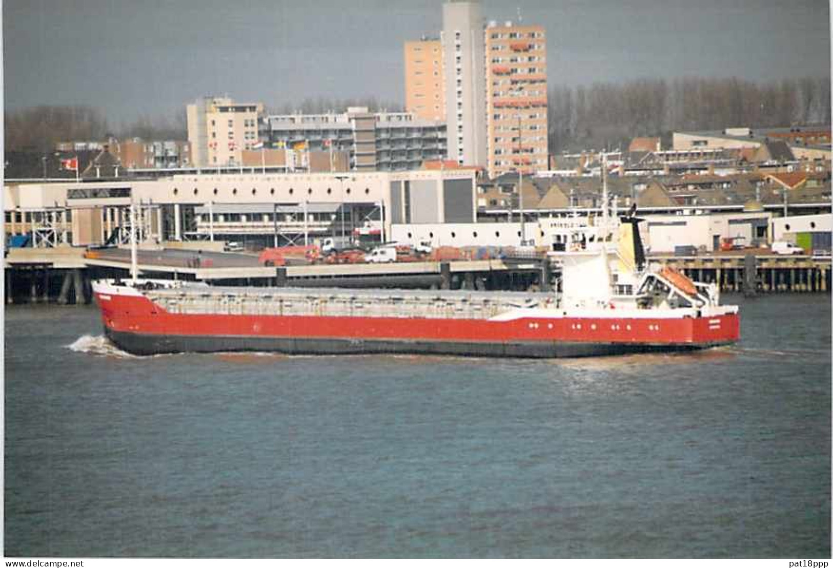 Lot de 100 BATEAUX DE COMMERCE - Photos couleur format CPM Cargo Merchant Ship Tanker Carrier Boats 1980-2000 tous pays