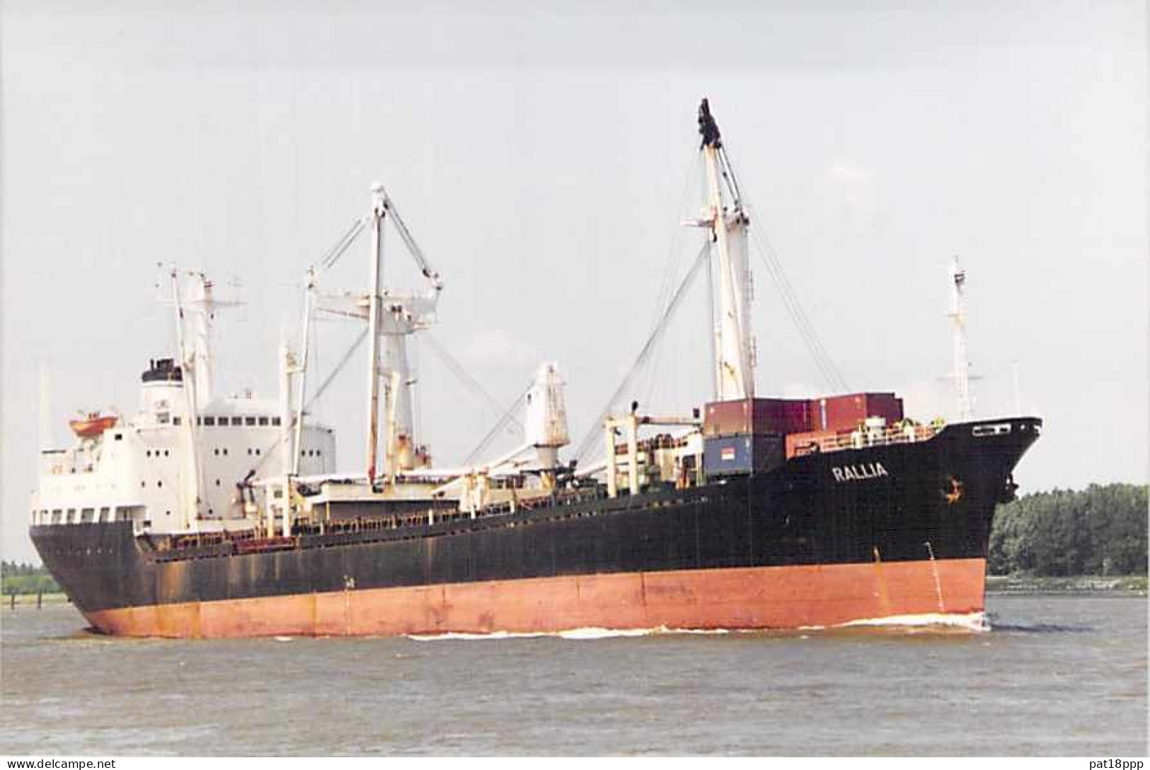 Lot de 100 BATEAUX DE COMMERCE - Photos couleur format CPM Cargo Merchant Ship Tanker Carrier Boats 1980-2000 tous pays