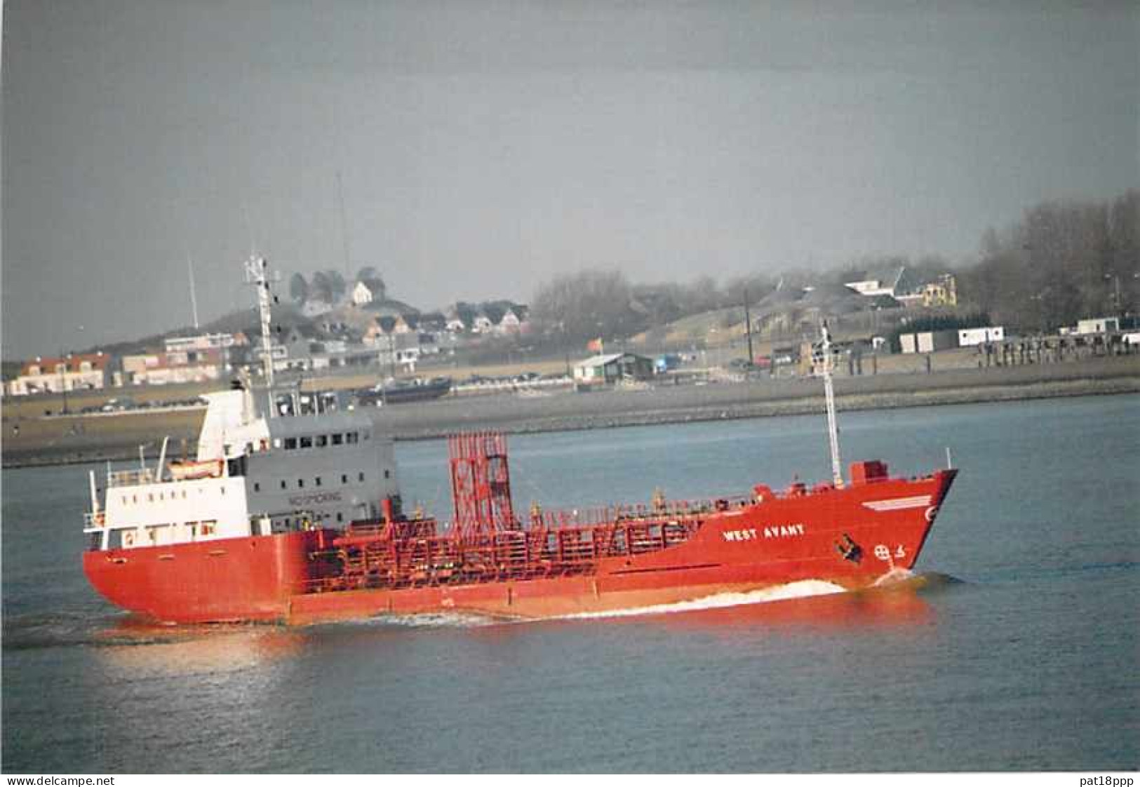 Lot de 100 BATEAUX DE COMMERCE - Photos couleur format CPM Cargo Merchant Ship Tanker Carrier Boats 1980-2000 tous pays