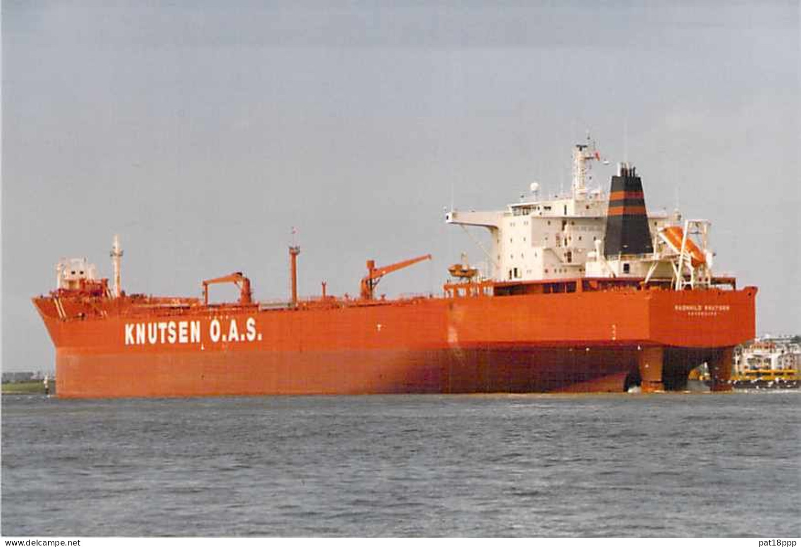 Lot de 100 BATEAUX DE COMMERCE - Photos couleur format CPM Cargo Merchant Ship Tanker Carrier Boats 1980-2000 tous pays