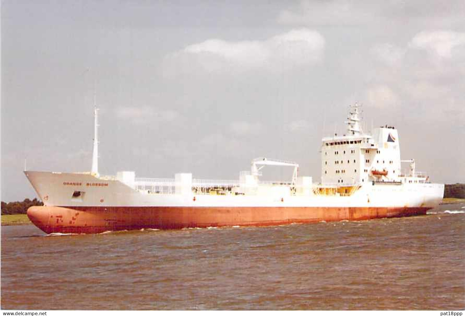 Lot de 100 BATEAUX DE COMMERCE - Photos couleur format CPM Cargo Merchant Ship Tanker Carrier Boats 1980-2000 tous pays