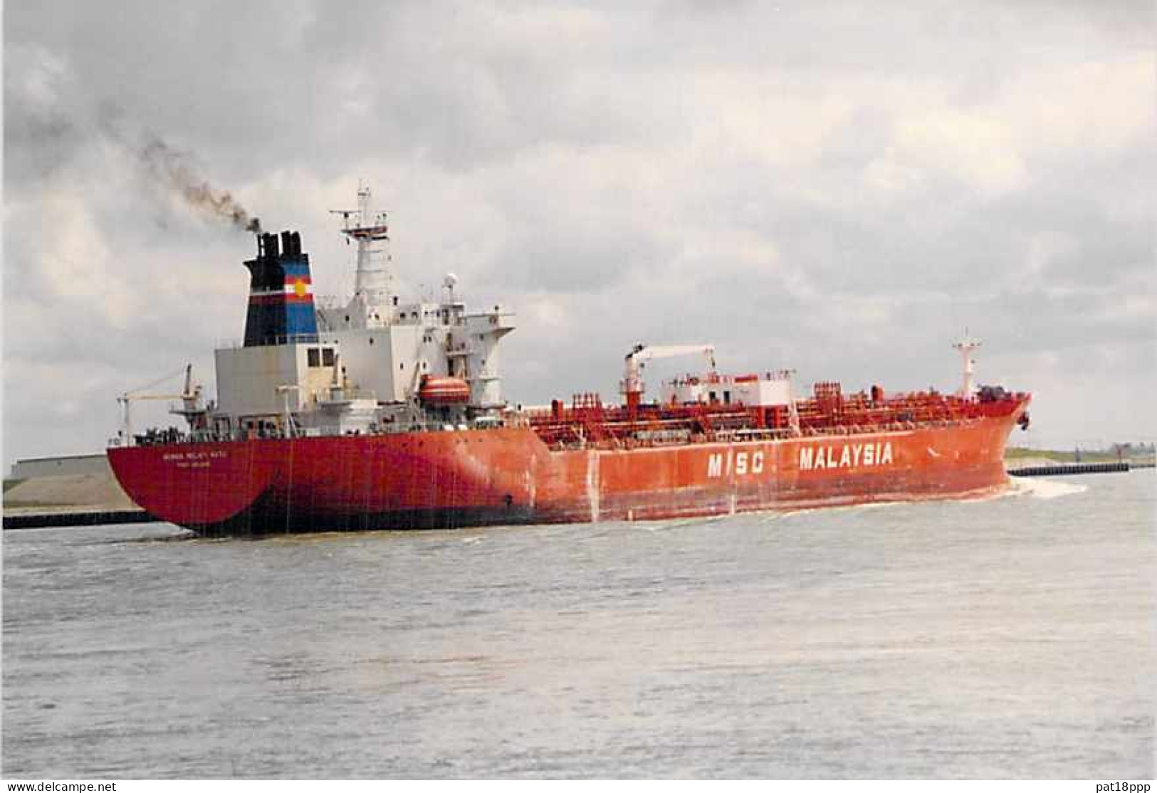 Lot de 100 BATEAUX DE COMMERCE - Photos couleur format CPM Cargo Merchant Ship Tanker Carrier Boats 1980-2000 tous pays