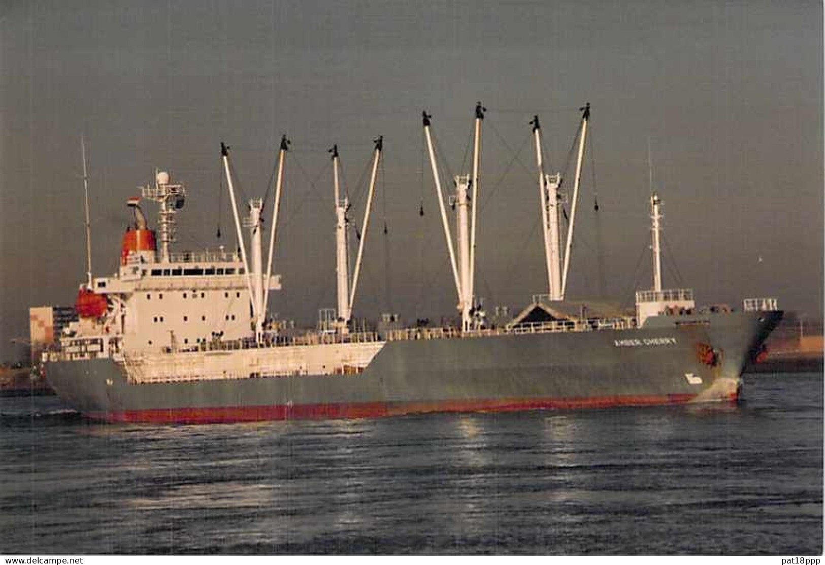 Lot de 100 BATEAUX DE COMMERCE - Photos couleur format CPM Cargo Merchant Ship Tanker Carrier Boats 1980-2000 tous pays