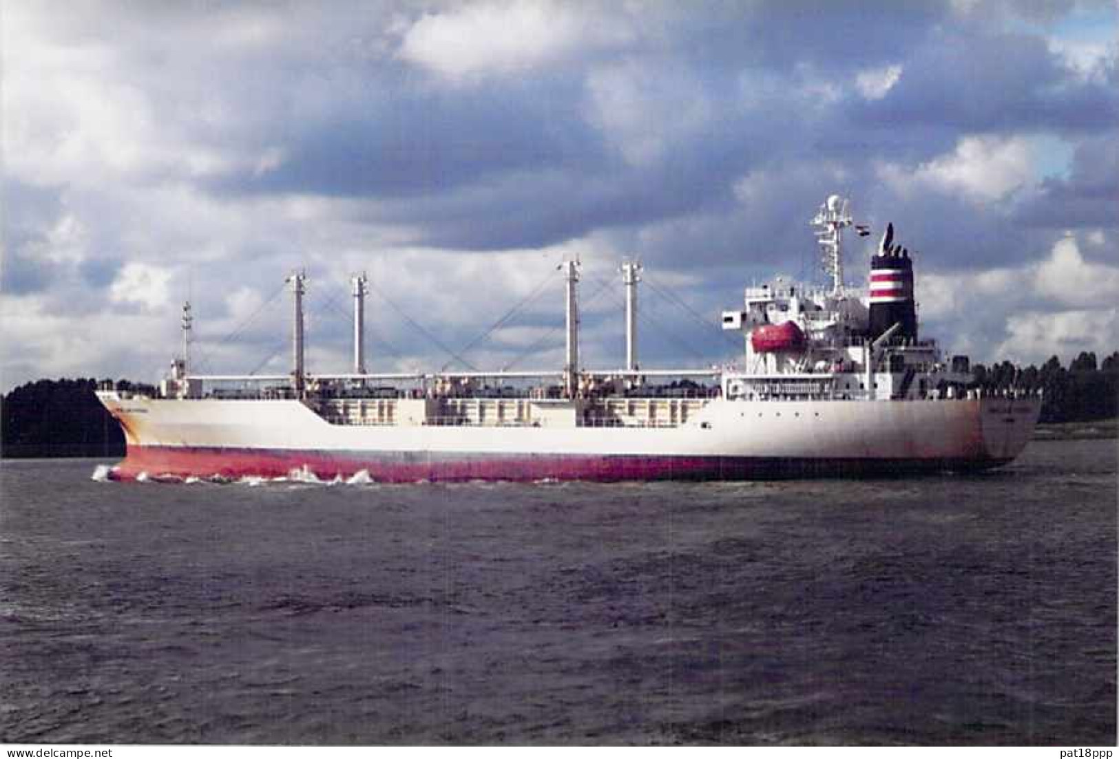 Lot de 100 BATEAUX DE COMMERCE - Photos couleur format CPM Cargo Merchant Ship Tanker Carrier Boats 1980-2000 tous pays