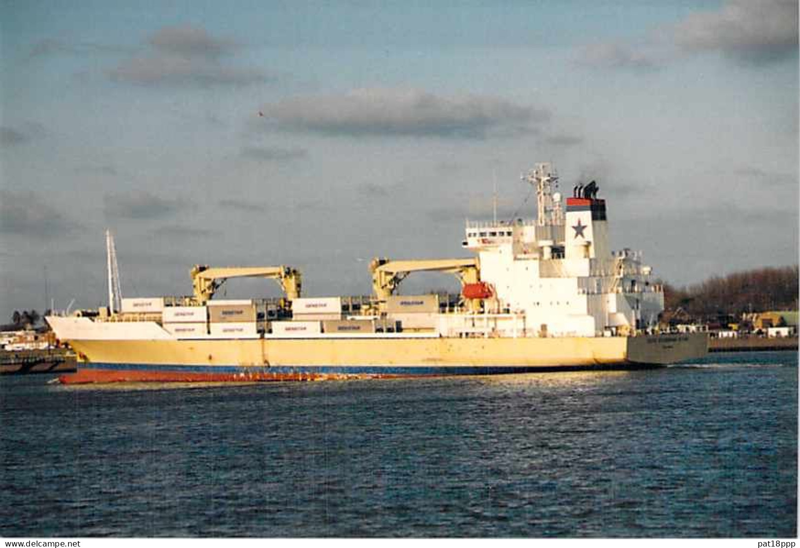 Lot de 100 BATEAUX DE COMMERCE - Photos couleur format CPM Cargo Merchant Ship Tanker Carrier Boats 1980-2000 tous pays