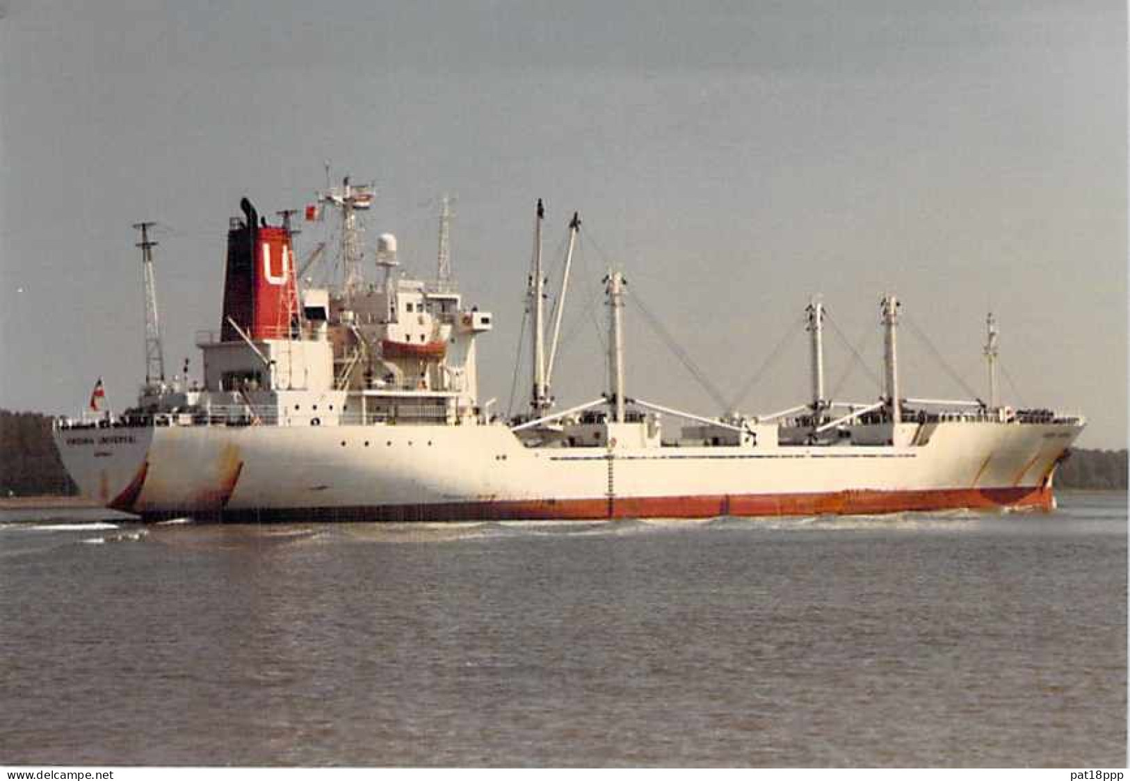 Lot de 100 BATEAUX DE COMMERCE - Photos couleur format CPM Cargo Merchant Ship Tanker Carrier Boats 1980-2000 tous pays