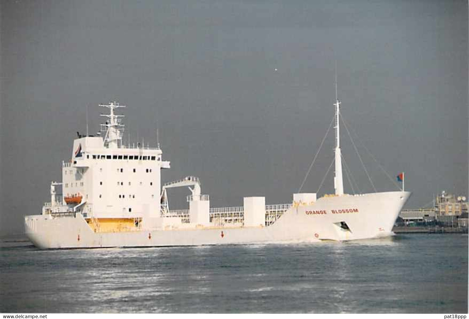 Lot de 100 BATEAUX DE COMMERCE - Photos couleur format CPM Cargo Merchant Ship Tanker Carrier Boats 1980-2000 tous pays