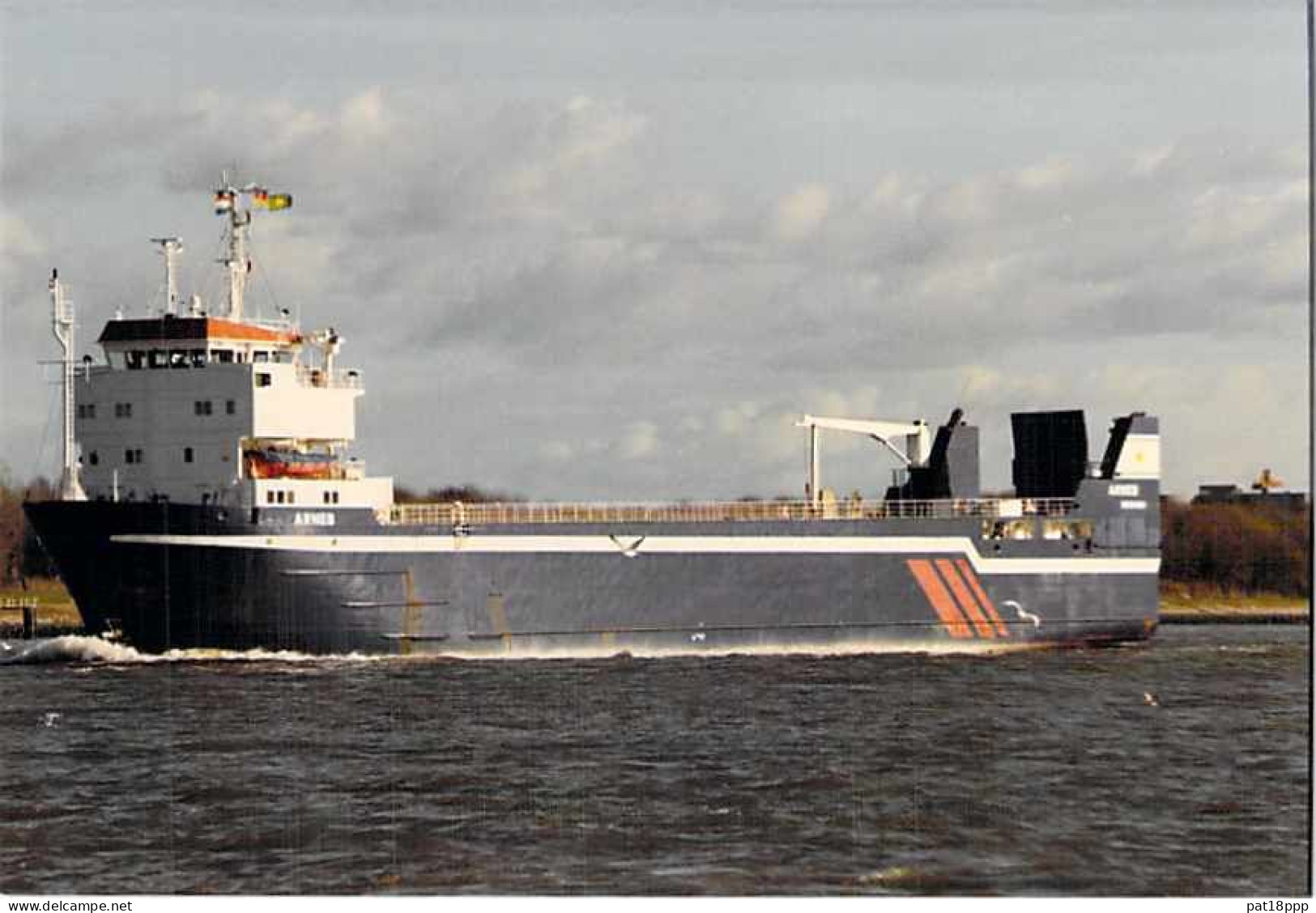 Lot de 100 BATEAUX DE COMMERCE - Photos couleur format CPM Cargo Merchant Ship Tanker Carrier Boats 1980-2000 tous pays